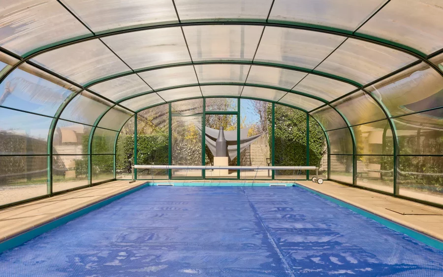 Piscine de la villa d’architecte à Venoy à vendre - Arrière-Cour, agence immobilière spécialisée à Auxerre