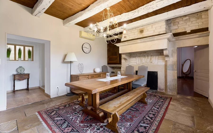 Salle à manger de la maison de charme à Recologne-lès-Ray à vendre - Arrière-Cour, agence immobilière spécialisée à Besançon