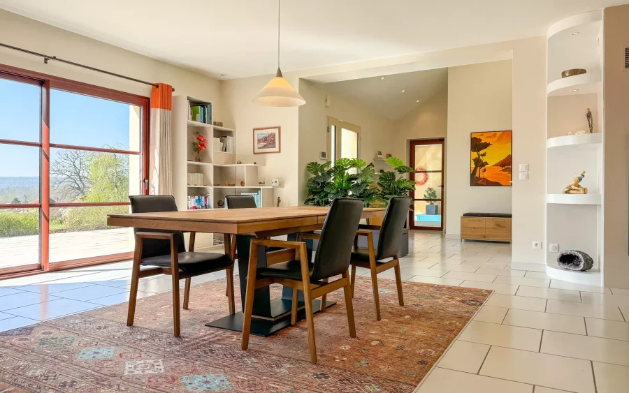 Salle à manger de la maison d’architecte à Melay à vendre - Arrière-Cour, agence immobilière spécialisée en Haute-Marne