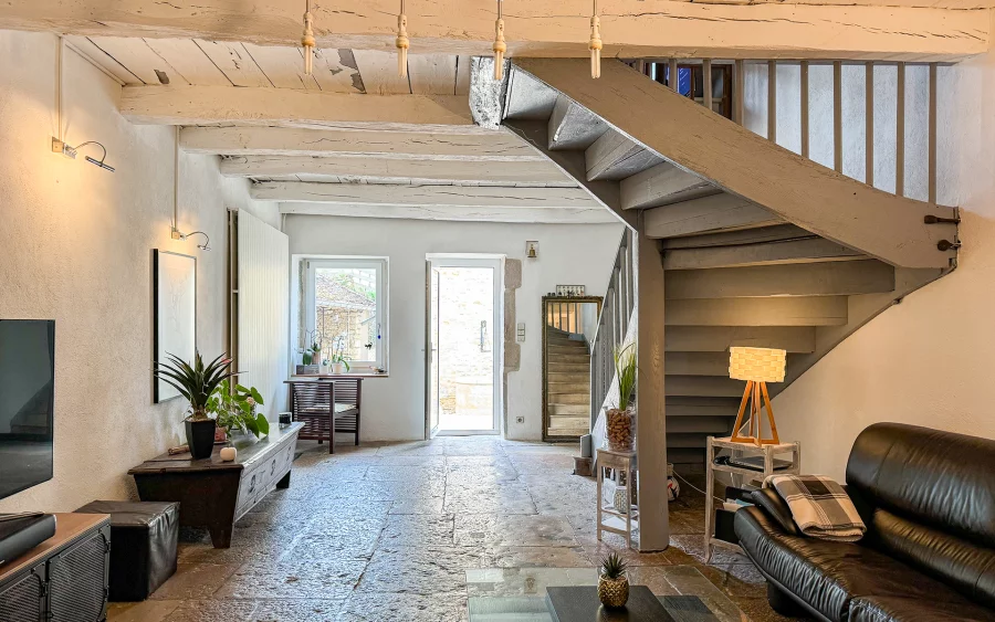 Salon de l'ancien relais de poste proche de Besançon à vendre - Arrière-Cour, agence immobilière spécialisée à Besançon