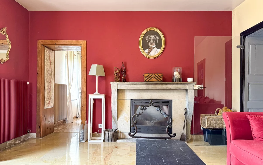 Salon de l'ancien relais de poste proche de Besançon à vendre - Arrière-Cour, agence immobilière spécialisée à Besançon