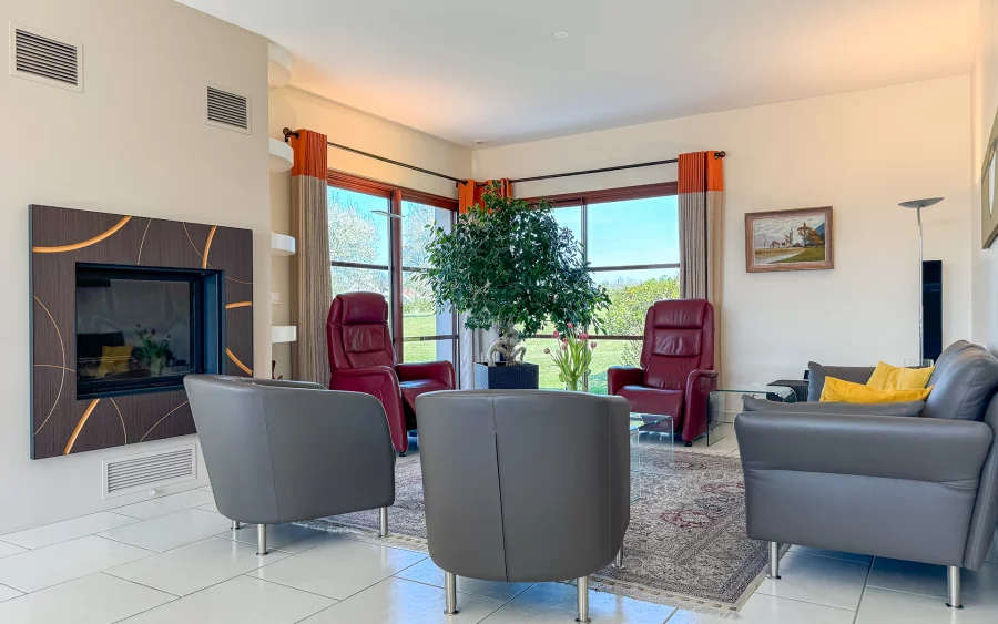 Salle à manger de la maison d’architecte à Melay à vendre - Arrière-Cour, agence immobilière spécialisée en Haute-Marne
