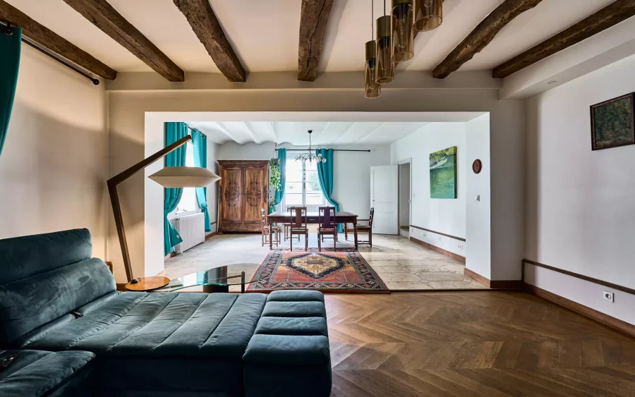 Salon de la propriété d'exception à Thervay - Arrière-Cour, agence immobilière spécialisée dans le Jura