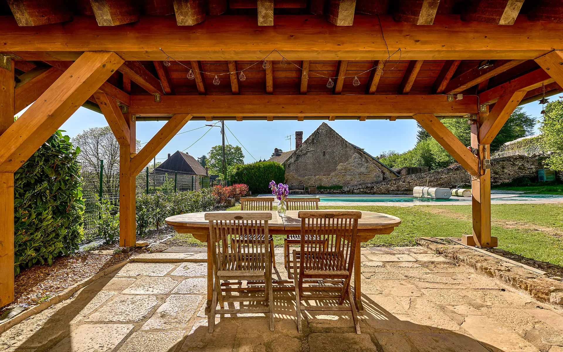 Terrasse de l'ancien relais de poste proche de Besançon à vendre - Arrière-Cour, agence immobilière spécialisée à Besançon