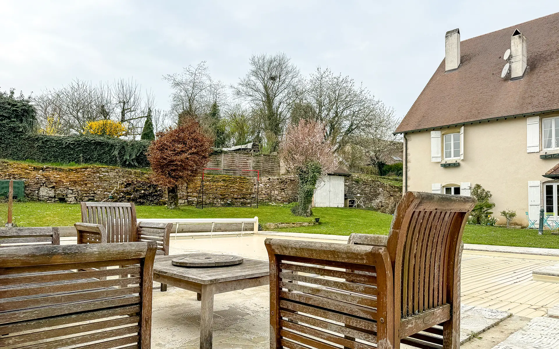 Terrasse de l'ancien relais de poste proche de Besançon à vendre - Arrière-Cour, agence immobilière spécialisée à Besançon