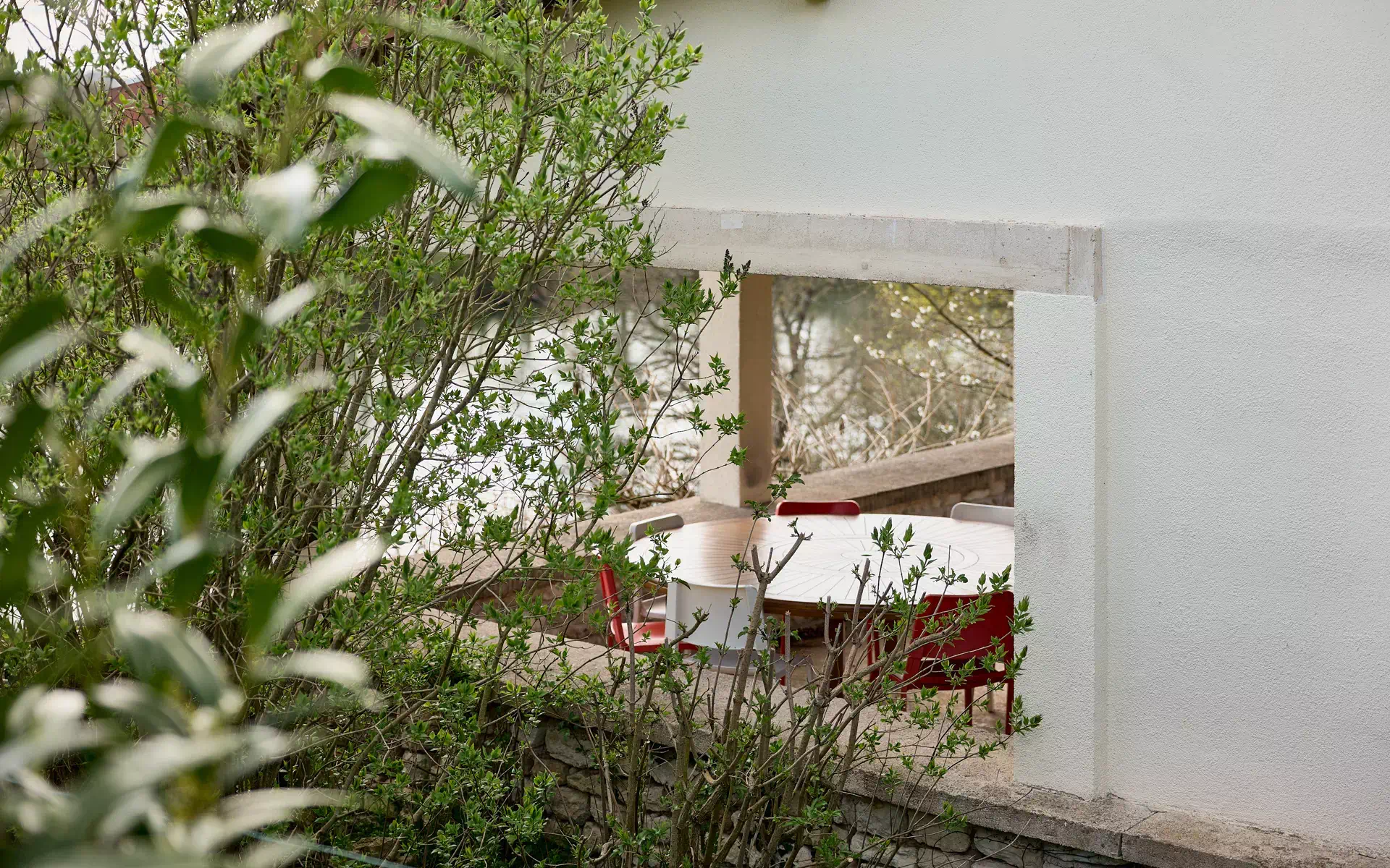 Terrasse au bord de la Saône de la maison de charme à Recologne-lès-Ray à vendre - Arrière-Cour, agence immobilière spécialisée à Besançon
