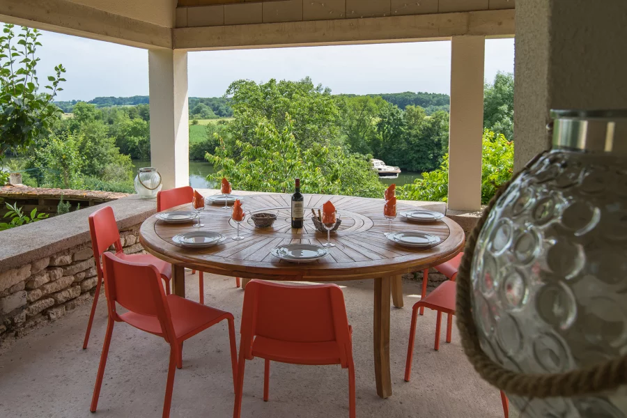 Terrasse de la maison de charme à Recologne-lès-Ray à vendre - Arrière-Cour, agence immobilière spécialisée à Besançon