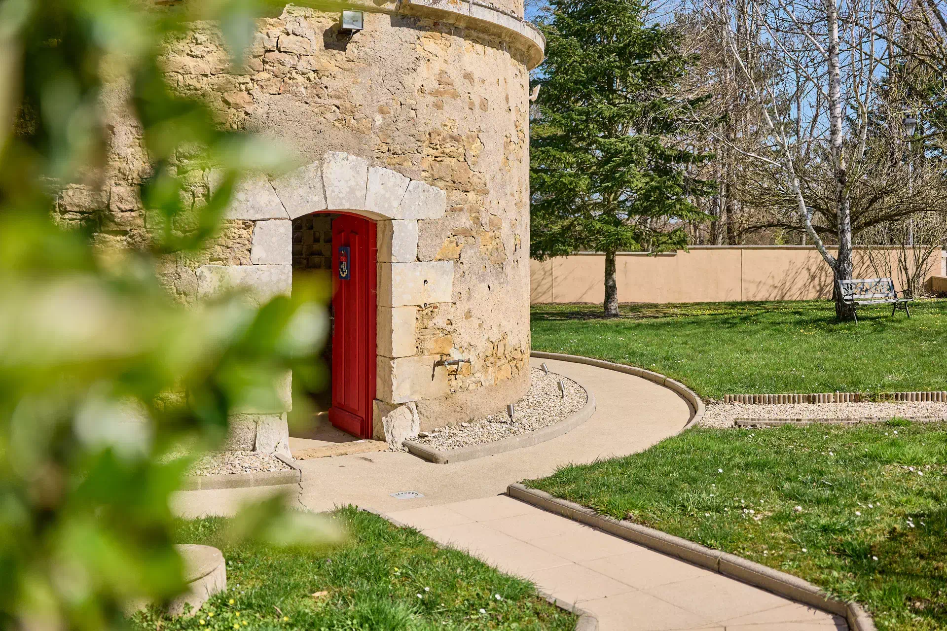 Tour et verdure de la villa d’architecte à Venoy à vendre - Arrière-Cour, agence immobilière spécialisée à Auxerre