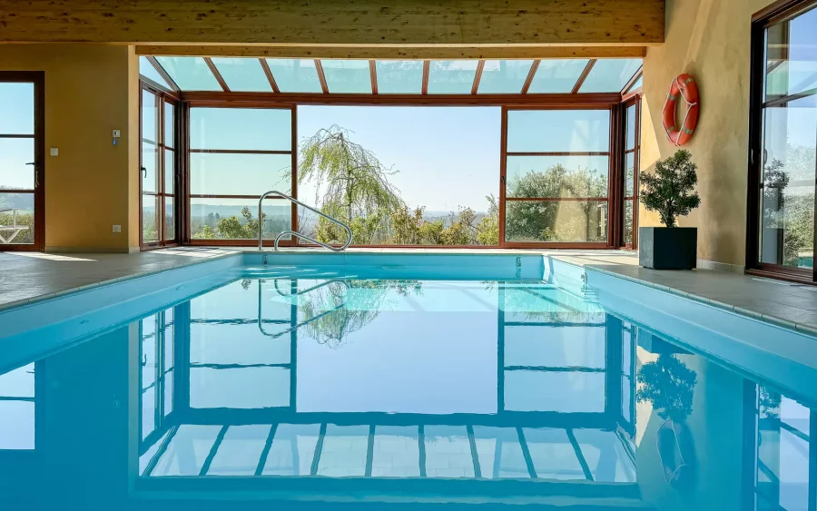 Vaste piscine intérieure de la maison d’architecte à Melay à vendre - Arrière-Cour, agence immobilière spécialisée en Haute-Marne