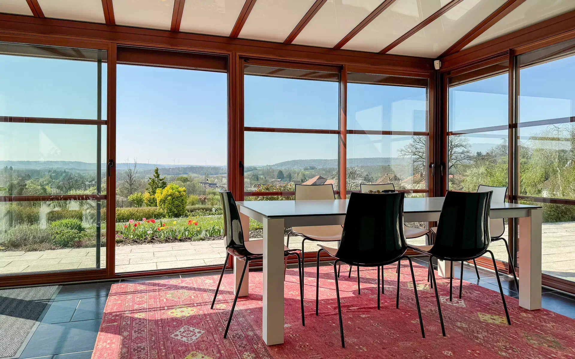 Véranda de la maison d’architecte à Melay à vendre - Arrière-Cour, agence immobilière spécialisée en Haute-Marne