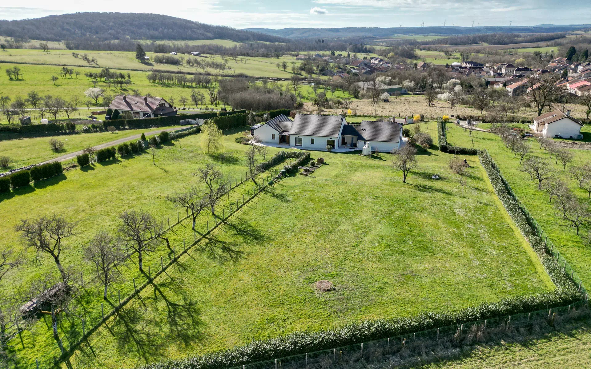 Vue drone de la maison d’architecte à Melay à vendre - Arrière-Cour, agence immobilière spécialisée en Haute-Marne