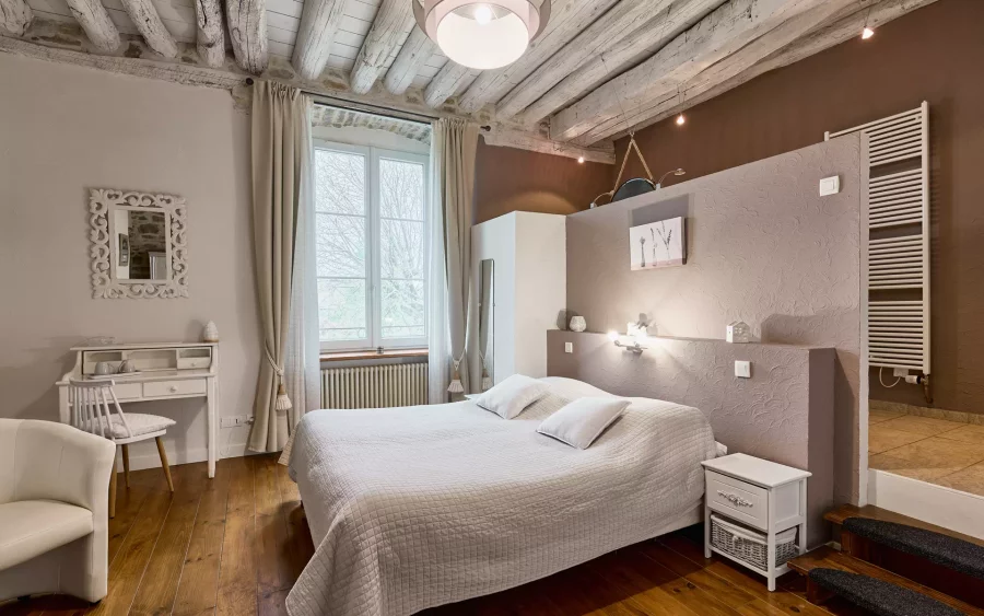Chambre de la maison vigneronne à Château-Chalon à vendre - Arrière-Cour, agence immobilière spécialisée à Jura