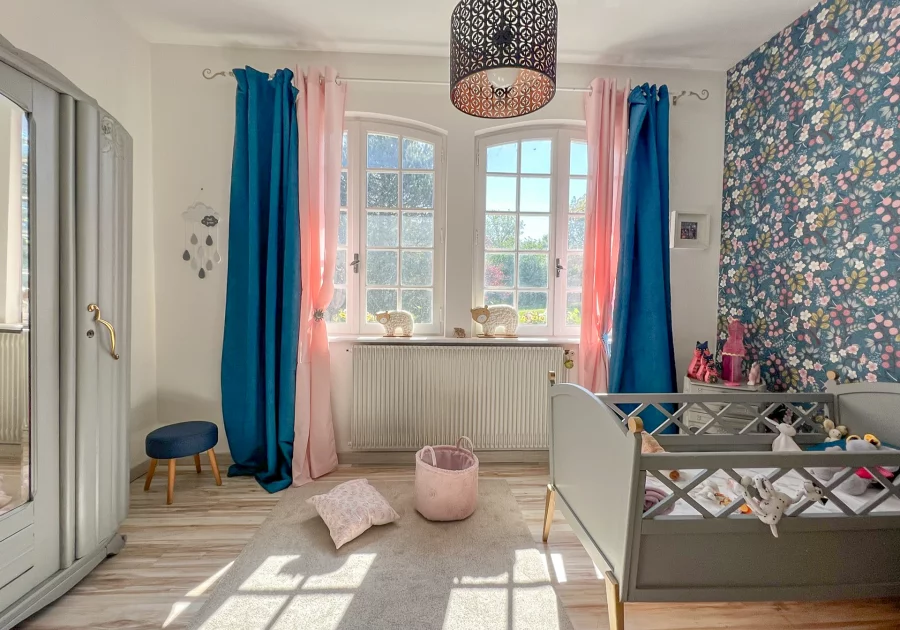 Chambre de la villa d'architecte à Arcey à vendre - Arrière-Cour, agence immobilière spécialisée dans le Doubs