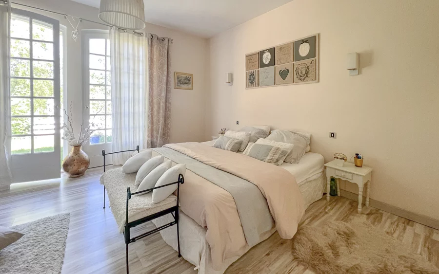 Chambre de la villa d'architecte à Arcey à vendre - Arrière-Cour, agence immobilière spécialisée dans le Doubs