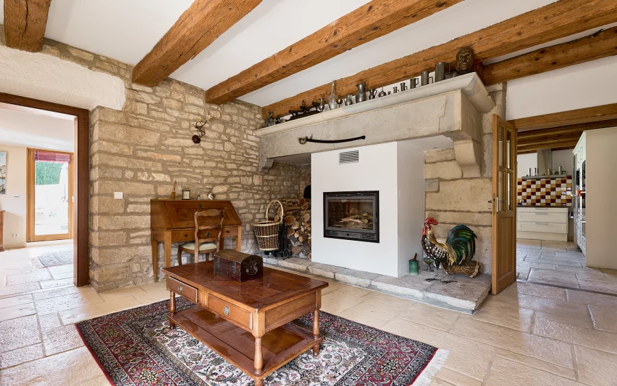 Cheminée de la ferme rénovée à Châtillon-le-Duc à vendre - Arrière-Cour, agence immobilière spécialisée à Besançon