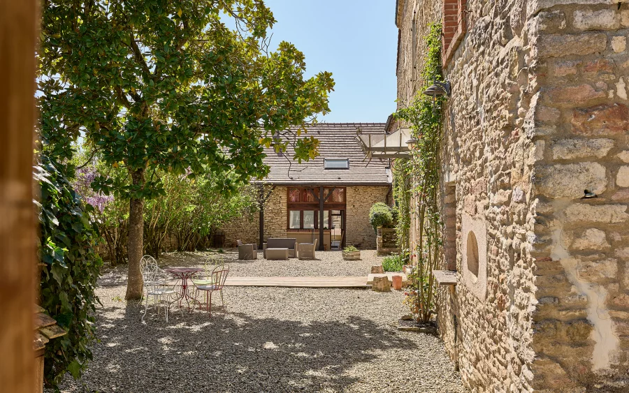 Cours - domaine de caractère à Givry à vendre - Arrière-Cour, agence immobilière spécialisée en Saône-et-Loire