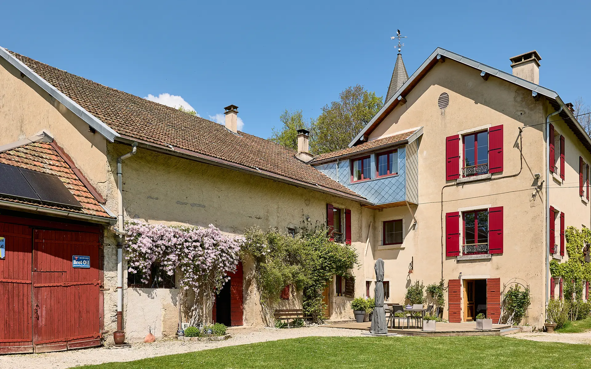 Cours de la maison avec chambres d’hôtes à Martigna à vendre - Arrière-Cour, agence immobilière spécialisée dans le Jura