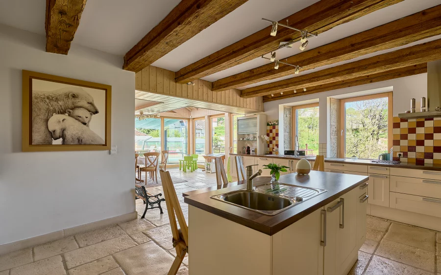 Cuisine de la ferme rénovée à Châtillon-le-Duc à vendre - Arrière-Cour, agence immobilière spécialisée à Besançon