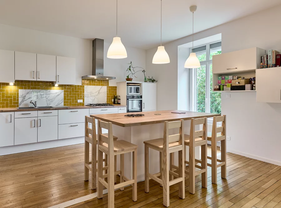 Cuisine de la maison de maître à Lure à vendre - Arrière-Cour, agence immobilière spécialisée en Haute-Saône