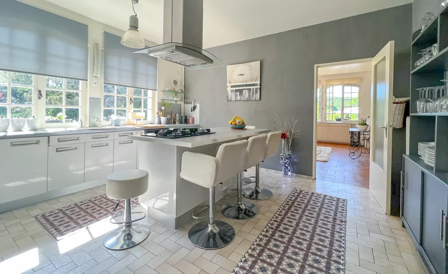 Cuisine de la villa d'architecte à Arcey à vendre - Arrière-Cour, agence immobilière spécialisée dans le Doubs