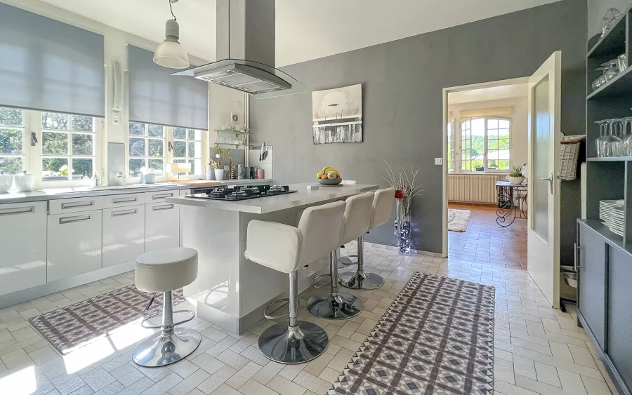 Cuisine de la villa d'architecte à Arcey à vendre - Arrière-Cour, agence immobilière spécialisée dans le Doubs