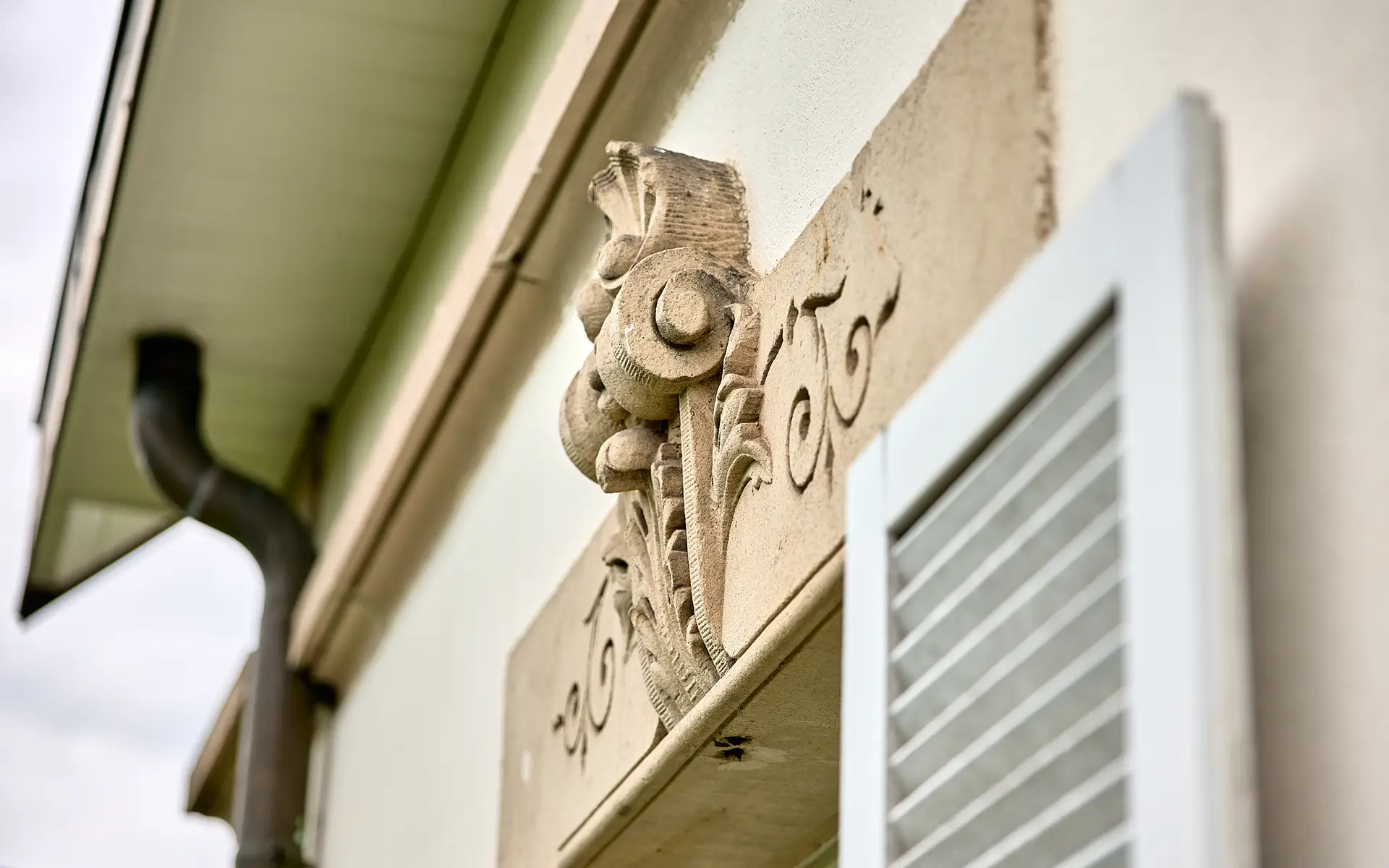 Fenêtre de la maison de maître à Lure à vendre - Arrière-Cour, agence immobilière spécialisée en Haute-Saône