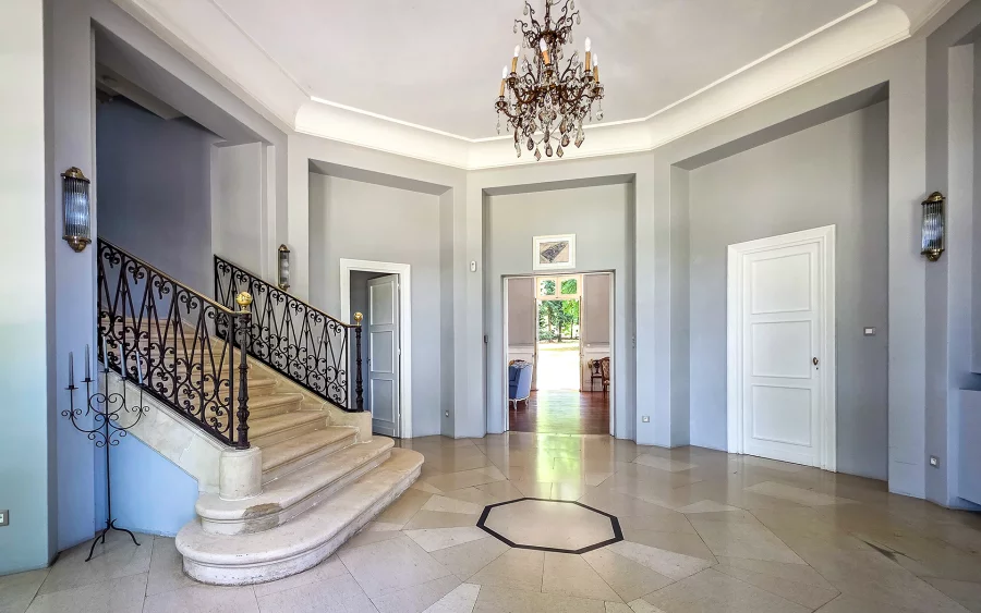 Entrée de la maison de maître à Pexonne à vendre - Arrière-Cour, agence immobilière spécialisée dans les Vosges