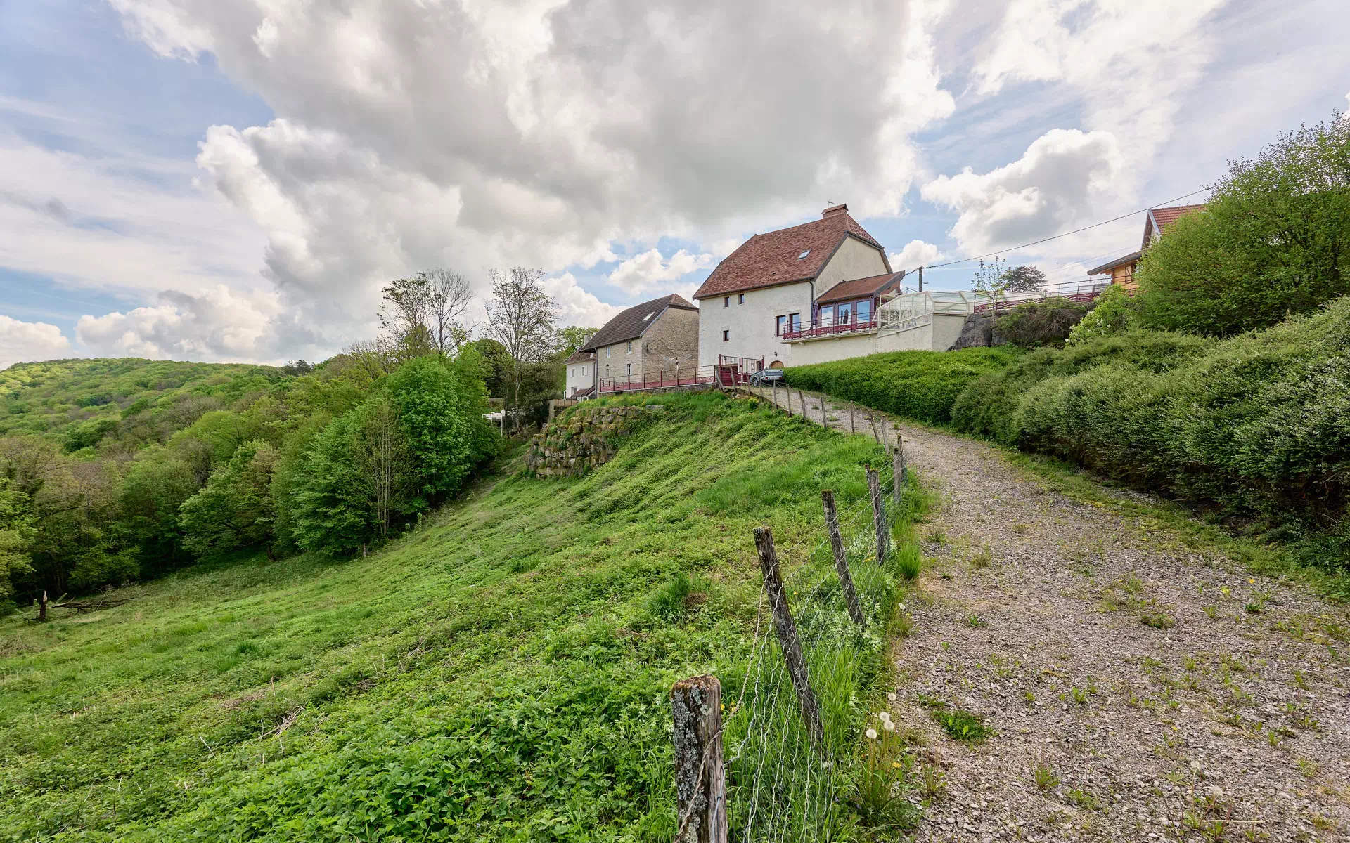 Environnement paisible de la ferme à Châtillon-le-Duc à vendre - Arrière-Cour, agence immobilière spécialisée à Besançon