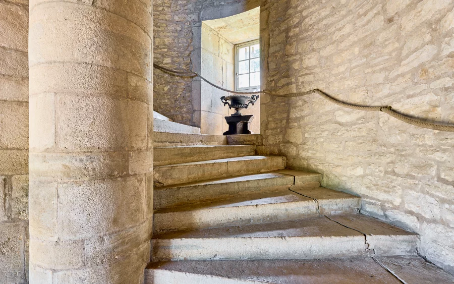 Escalier - le château de Filain à vendre - Arrière-Cour, agence immobilière spécialisée dans en Haute-Saône