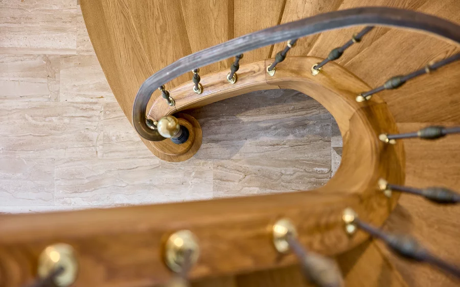 Escalier - demeure lumineuse avec piscine aux abords de Besançon à vendre - Arrière-Cour, agence immobilière spécialisée dans le Doubs