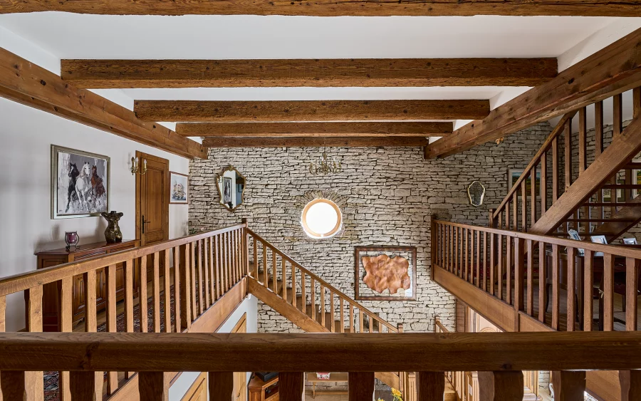 Escalier de la ferme rénovée à Châtillon-le-Duc à vendre - Arrière-Cour, agence immobilière spécialisée à Besançon