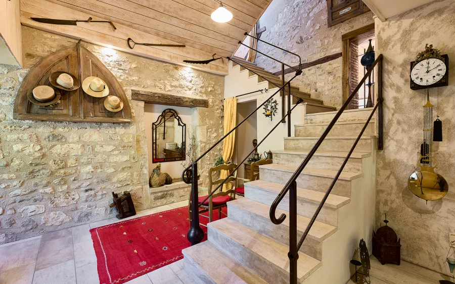 Escalier de la maison avec chambres d’hôtes à Martigna à vendre - Arrière-Cour, agence immobilière spécialisée dans le Jura