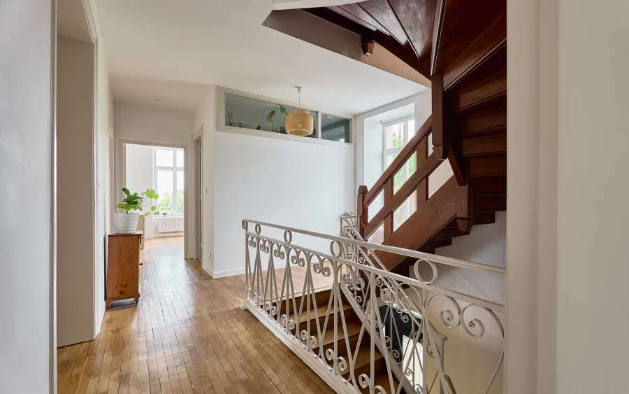 Escalier de la maison de maître à Lure à vendre - Arrière-Cour, agence immobilière spécialisée en Haute-Saône