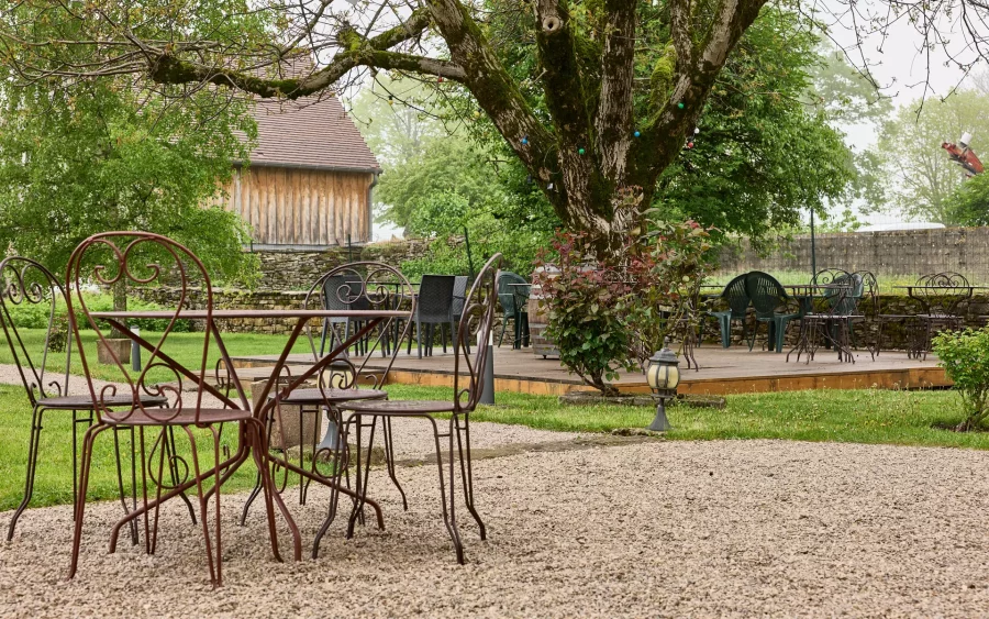 Espace extérieur de la maison vigneronne à Château-Chalon à vendre - Arrière-Cour, agence immobilière spécialisée à Jura