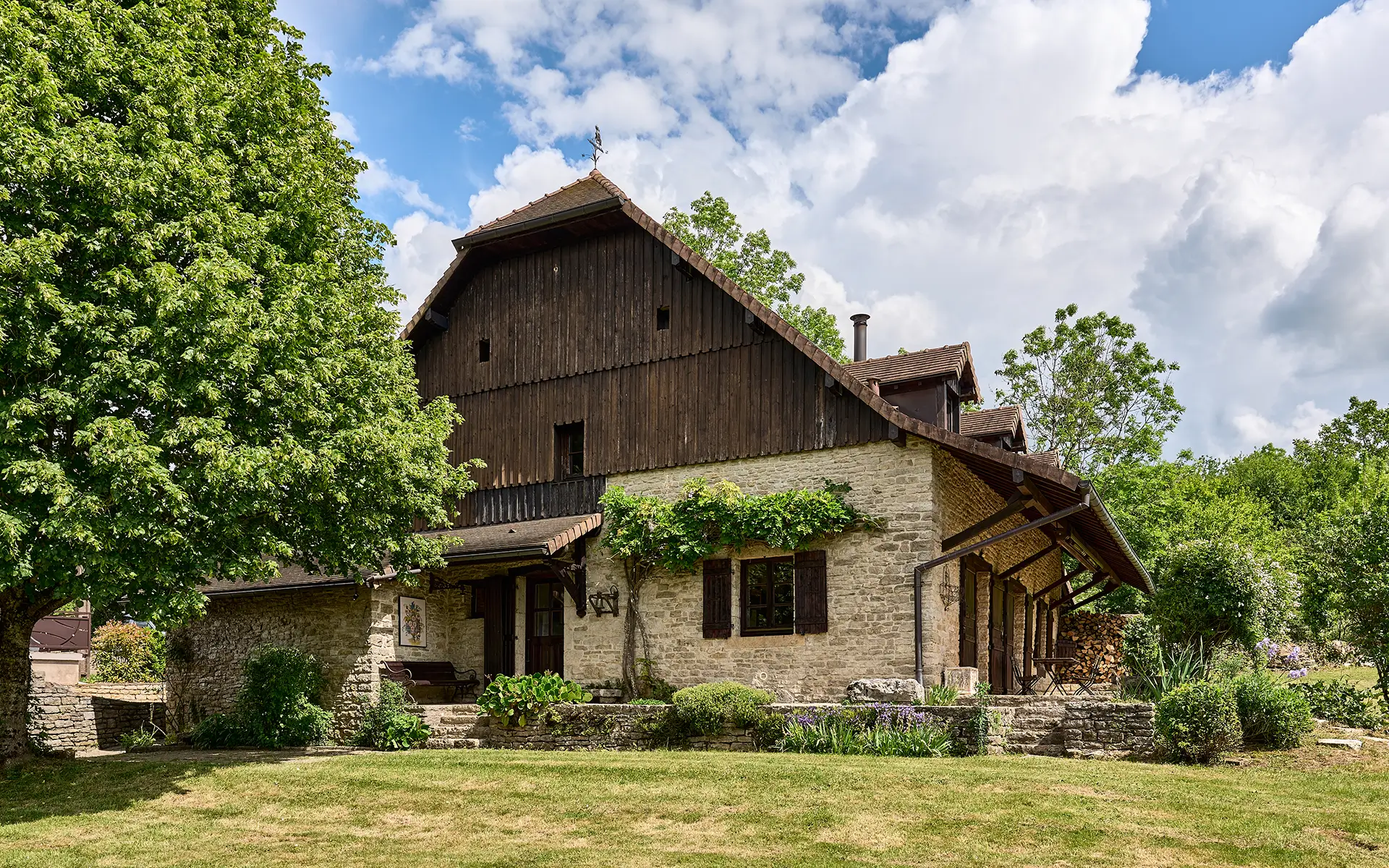 Façade en bois de la ferme rénovée entre l'Isle sur le Doubs et Villersexel à vendre - Arrière-Cour, agence immobilière spécialisée dans le Doubs