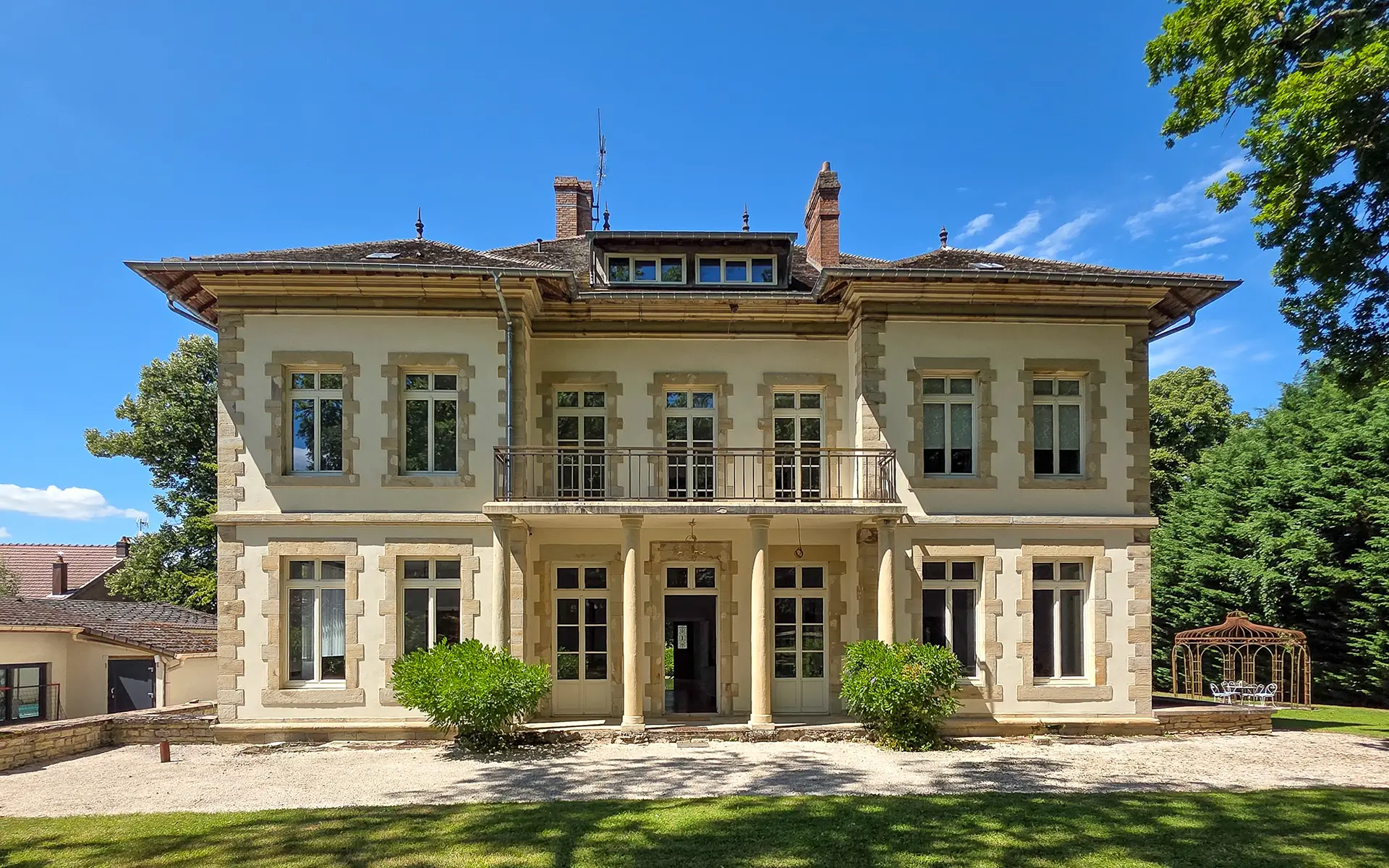 Façade de la maison de maître à Pexonne à vendre - Arrière-Cour, agence immobilière spécialisée dans les Vosges