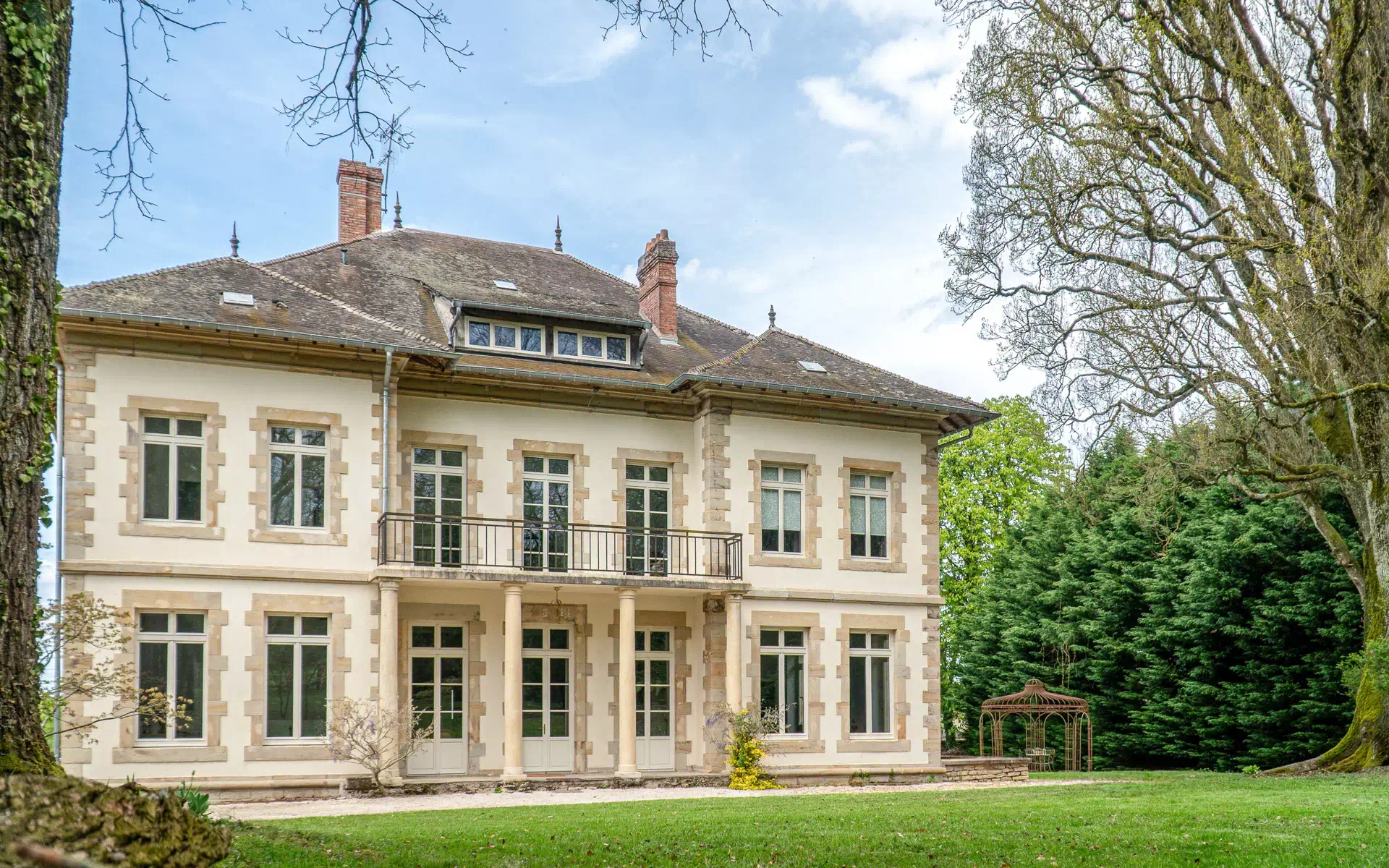 Façade du Château à Pexonne à vendre - Arrière-Cour, agence immobilière spécialisée dans les Vosges