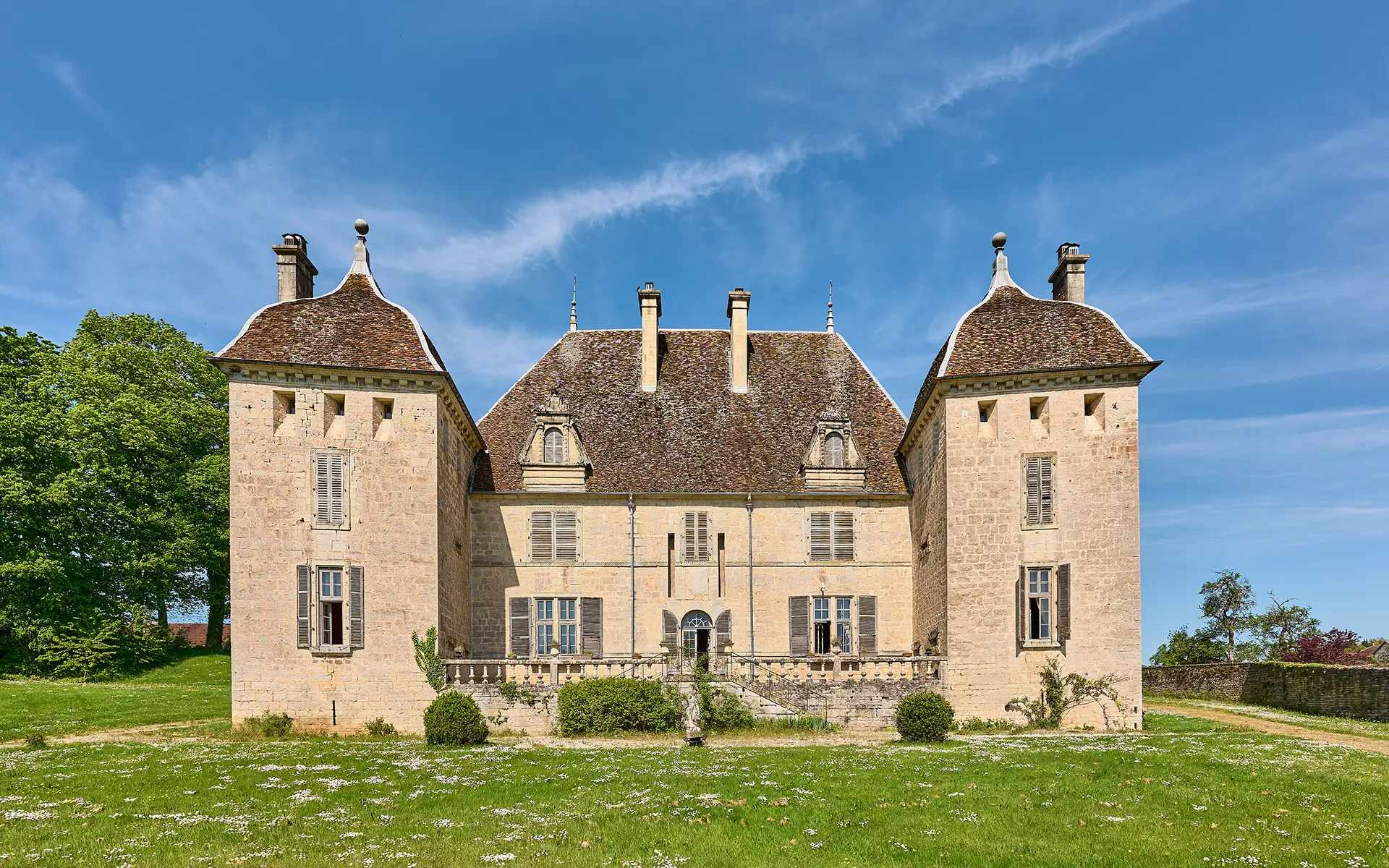 Façade - le château de Filain à vendre - Arrière-Cour, agence immobilière spécialisée dans en Haute-Saône