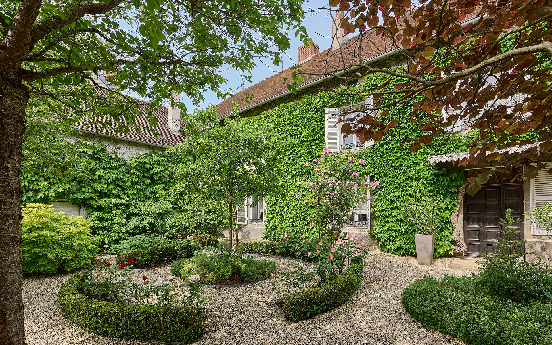 Façade de la demeure de prestige à Dampierre-sur-Salon à vendre - Arrière-Cour, agence immobilière spécialisée en Haute-Saône