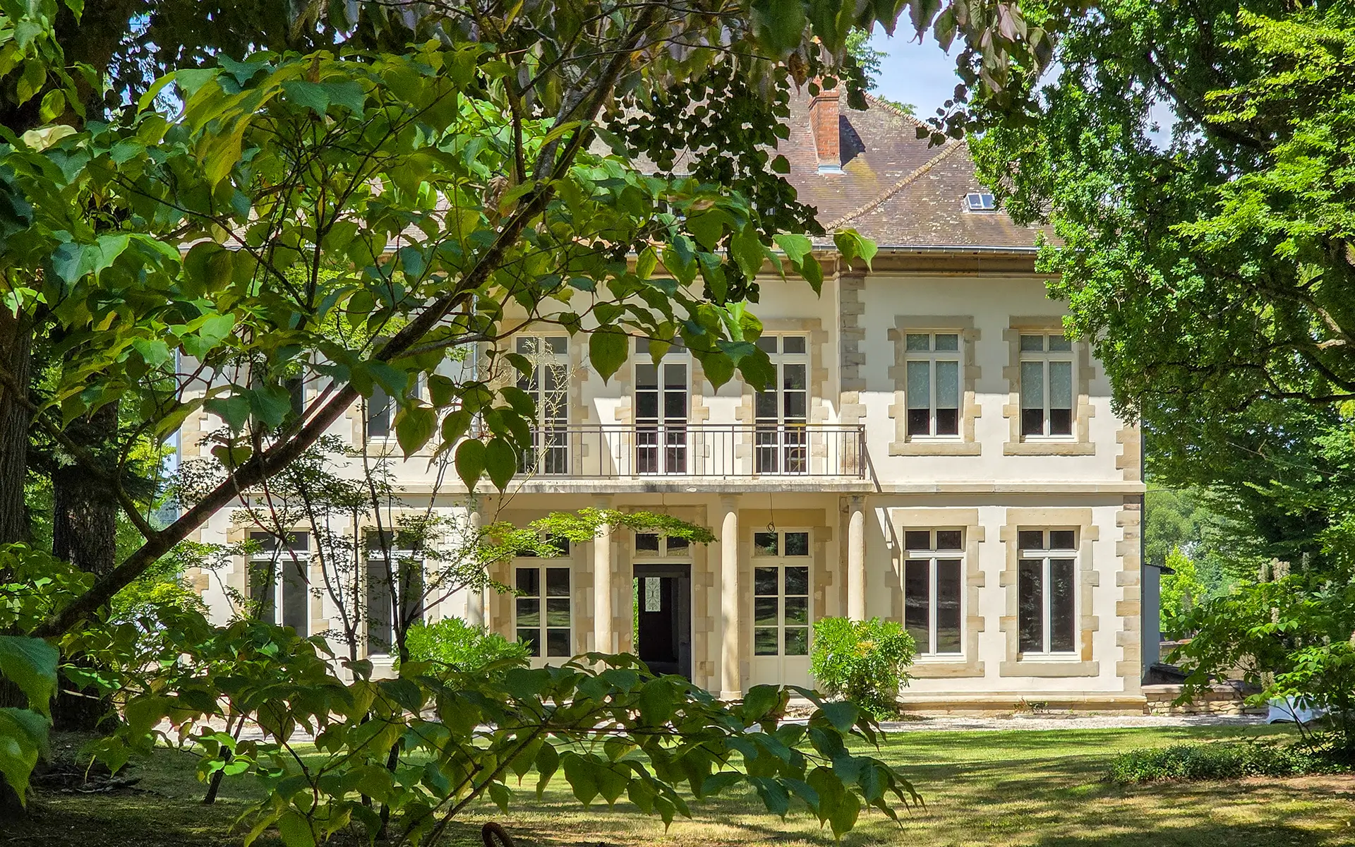 Façade et verdure de la maison de maître à Pexonne à vendre - Arrière-Cour, agence immobilière spécialisée dans les Vosges
