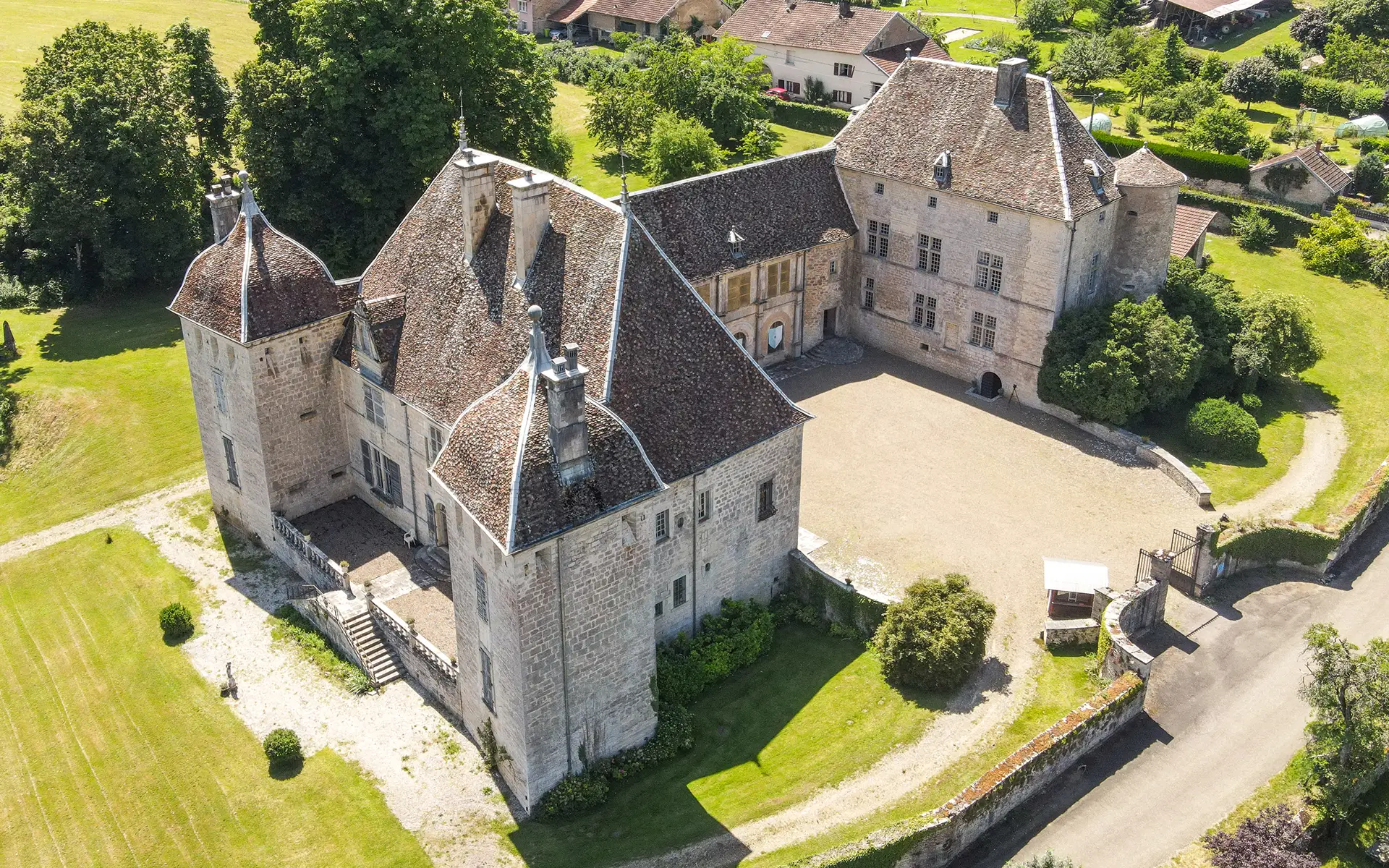 Façade du château de Filain à vendre - Arrière-Cour, agence immobilière spécialisée dans en Haute-Saône