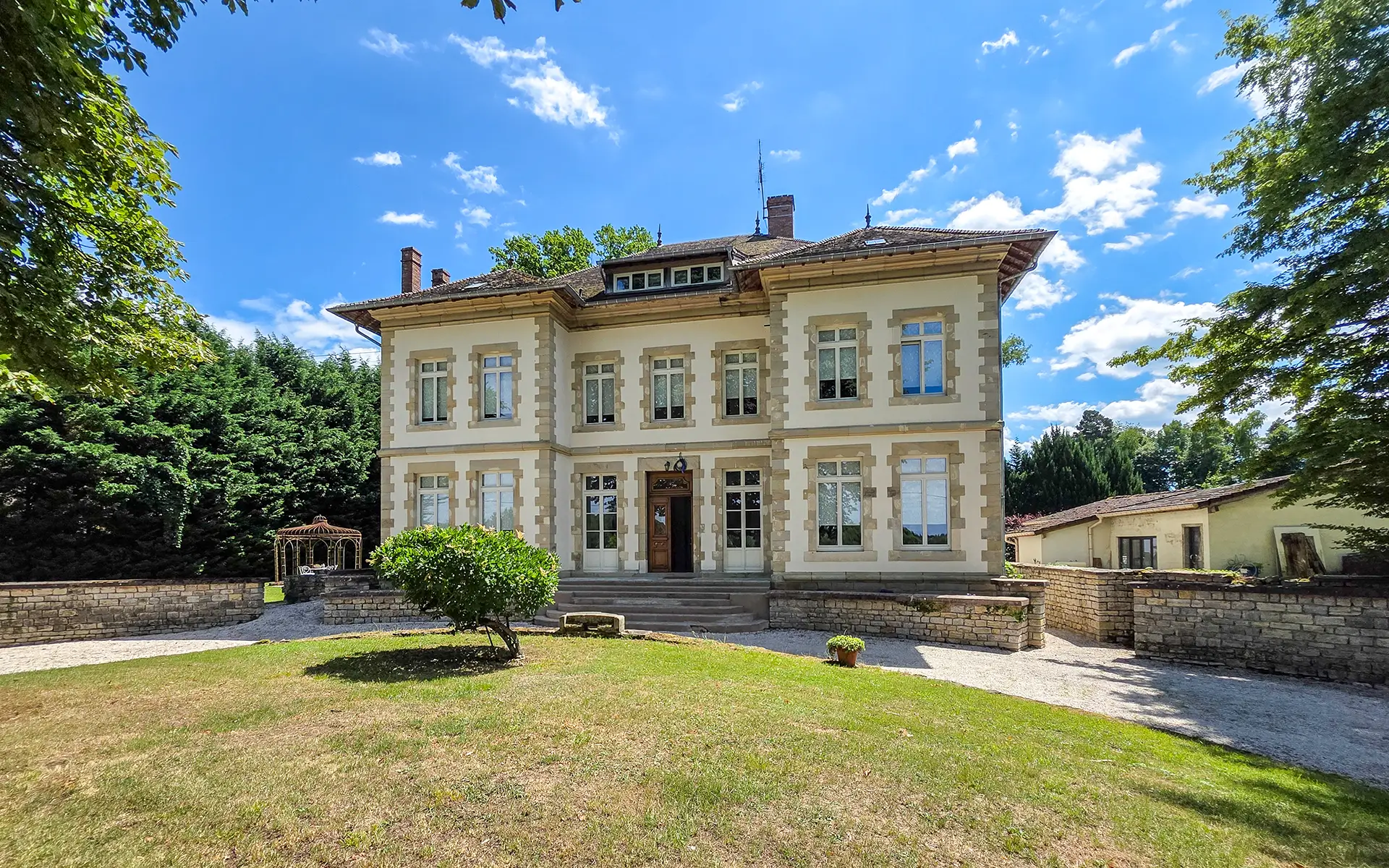 Façade lumineuse de la maison de maître à Pexonne à vendre - Arrière-Cour, agence immobilière spécialisée dans les Vosges