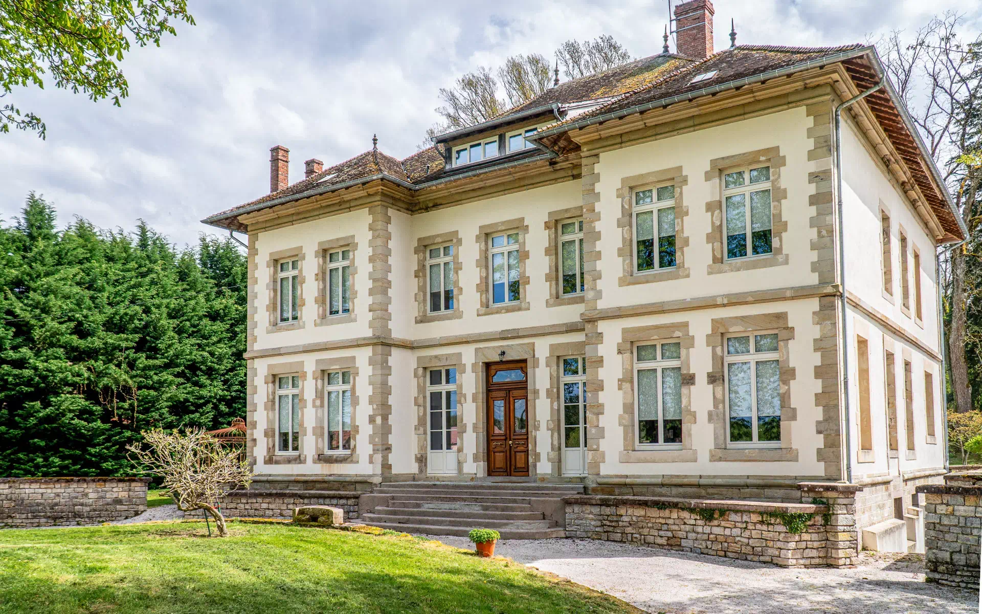 Façade lumineuse du Château à Pexonne à vendre - Arrière-Cour, agence immobilière spécialisée dans les Vosges