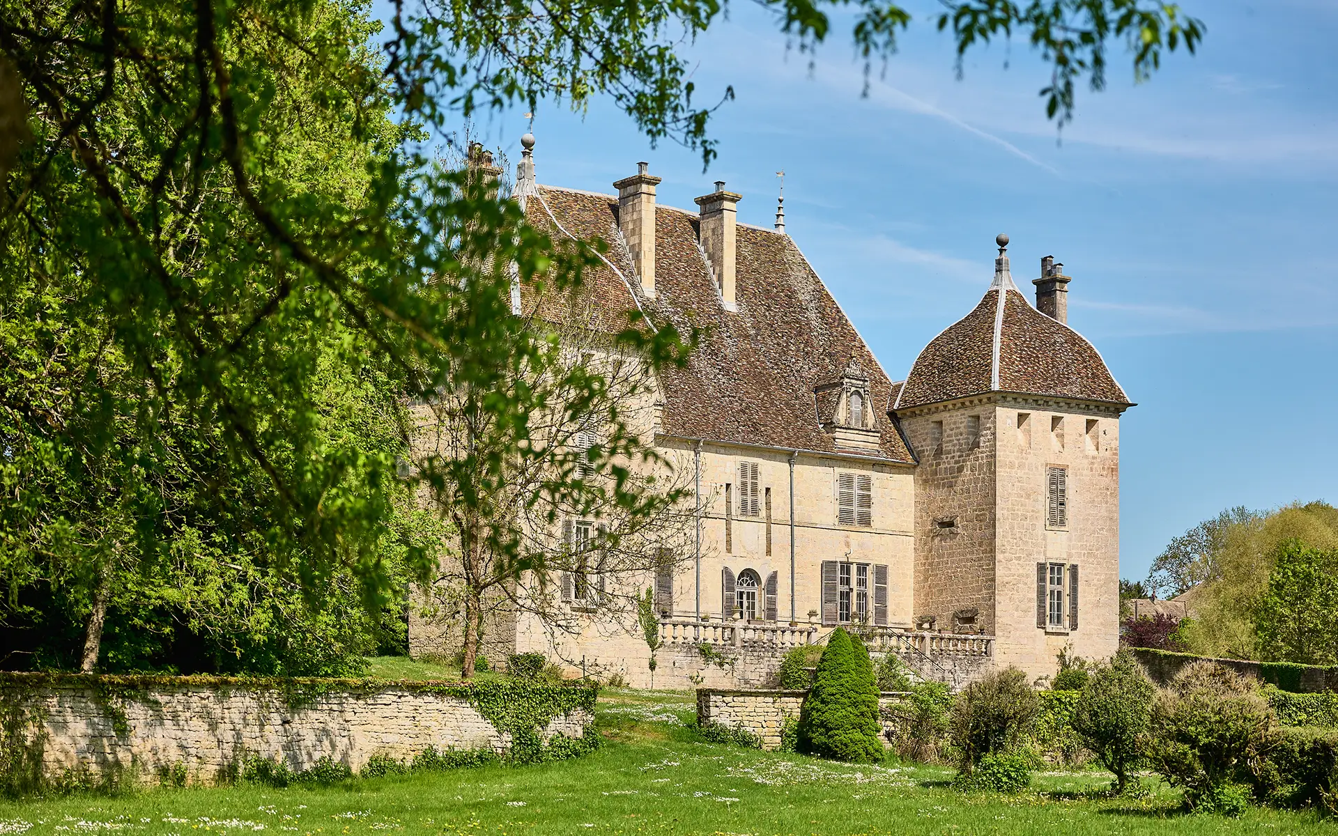 Façade lumineuse - le château de Filain à vendre - Arrière-Cour, agence immobilière spécialisée dans en Haute-Saône