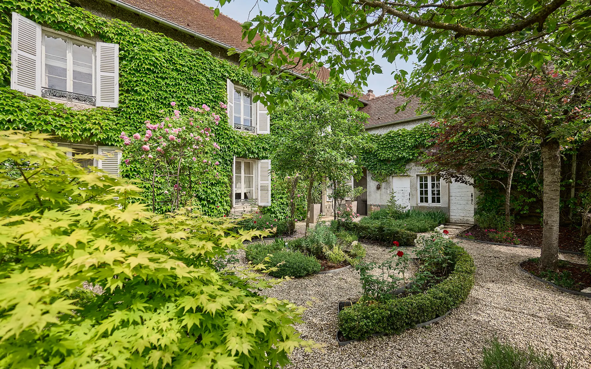 Façade lumineuse de la demeure de prestige à Dampierre-sur-Salon à vendre - Arrière-Cour, agence immobilière spécialisée en Haute-Saône
