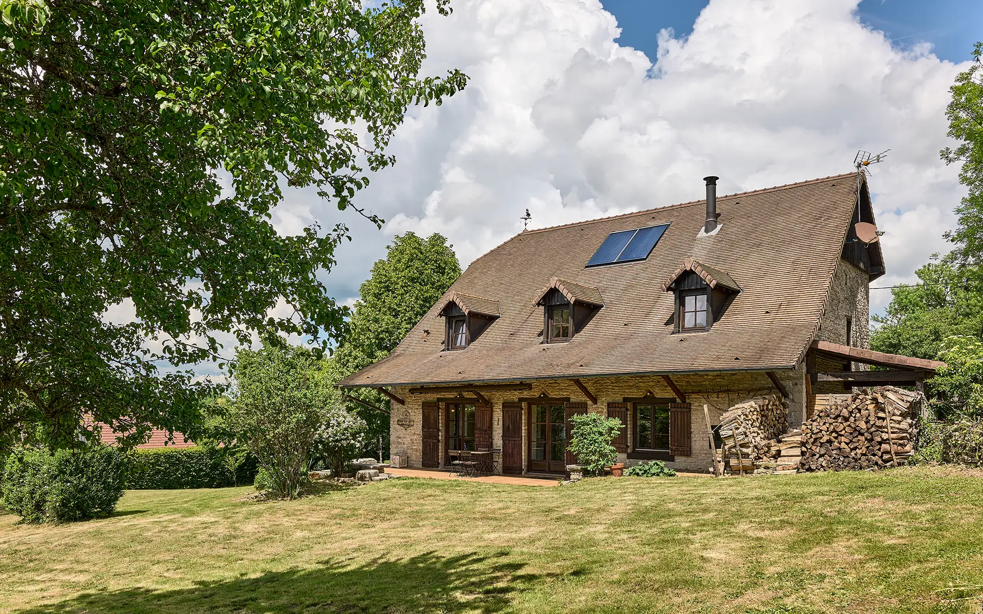 Façade lumineuse de la ferme rénovée entre l'Isle sur le Doubs et Villersexel à vendre - Arrière-Cour, agence immobilière spécialisée dans le Doubs