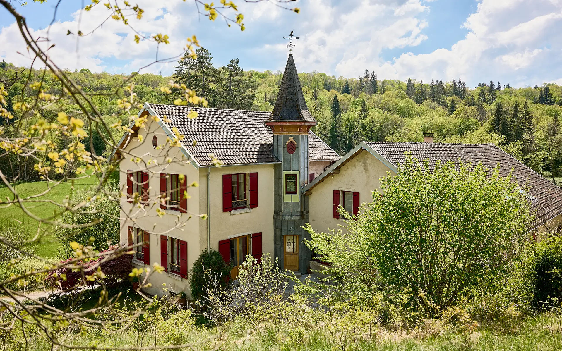 Façade lumineuse de la maison avec chambres d’hôtes à Martigna à vendre - Arrière-Cour, agence immobilière spécialisée dans le Jura