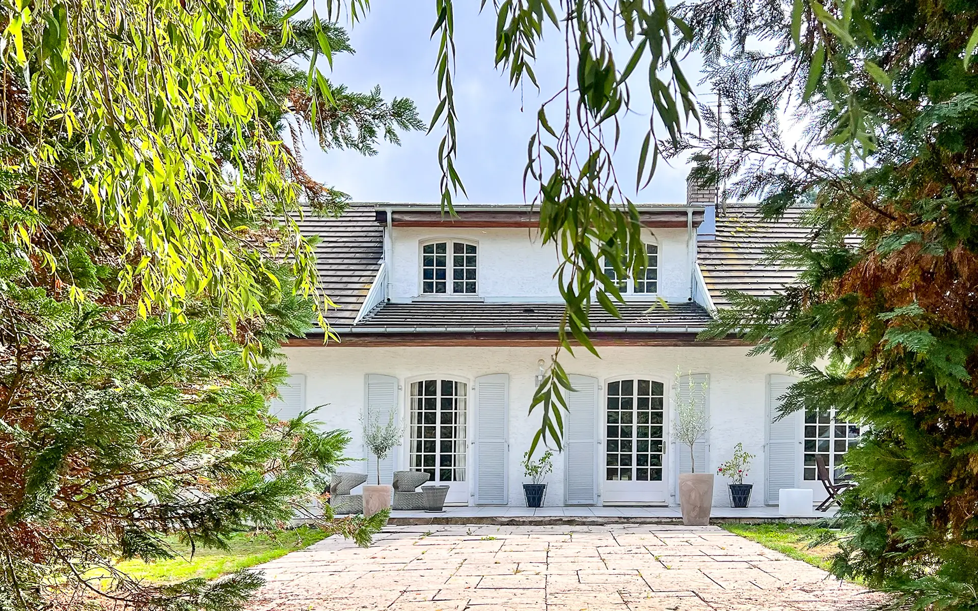 Façade lumineuse de la villa d'architecte à Arcey à vendre - Arrière-Cour, agence immobilière spécialisée dans le Doubs