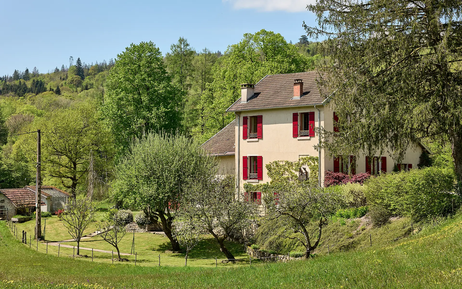 Façade nature de la maison avec chambres d’hôtes à Martigna à vendre - Arrière-Cour, agence immobilière spécialisée dans le Jura