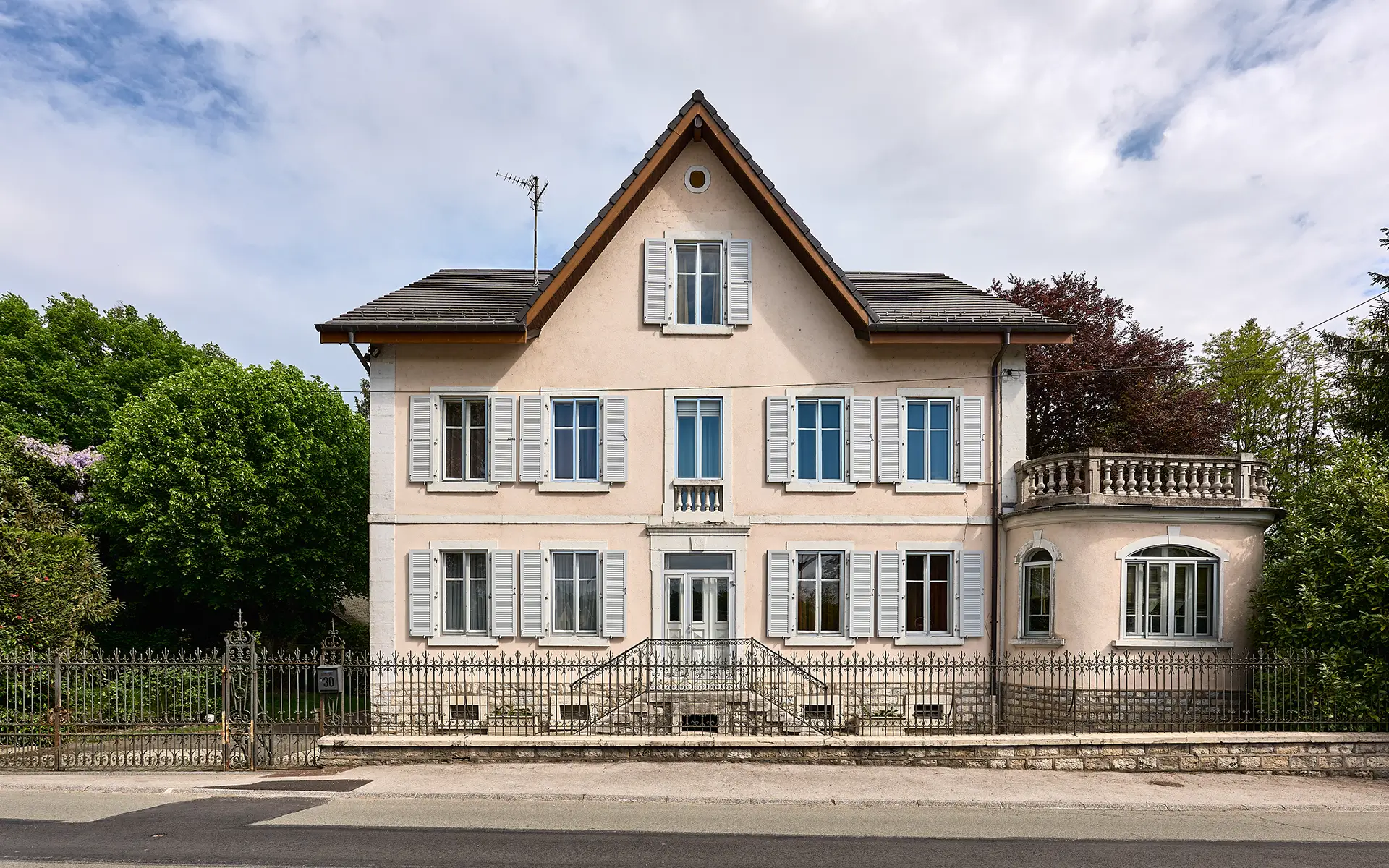 Façade - maison de maître à Montreux-Château à vendre - Arrière-Cour, agence immobilière spécialisée dans le Territoire de Belfort